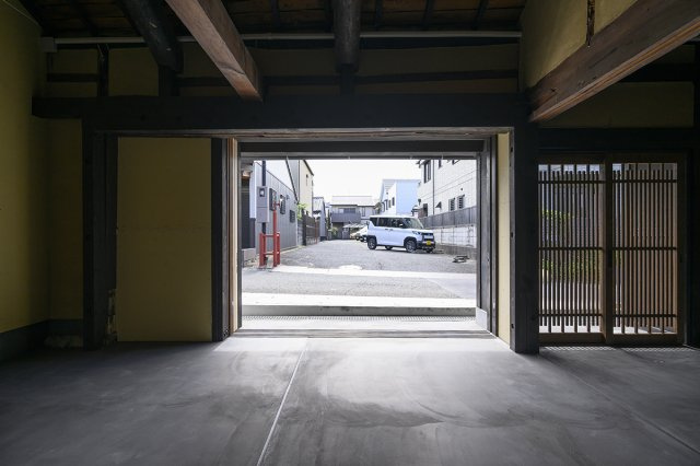 古都に凛と佇む、男前な事業用町家のエントランス|3枚扉は引き込み可能　広い入口を設けられます