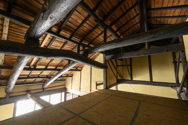 古都に凛と佇む、男前な事業用町家の内装|ロフト部分　ダイナミックな梁が目の前に