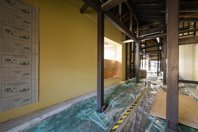 古都に凛と佇む、男前な事業用町家のキッチン|通り庭もスケルトン　厨房にどうぞ