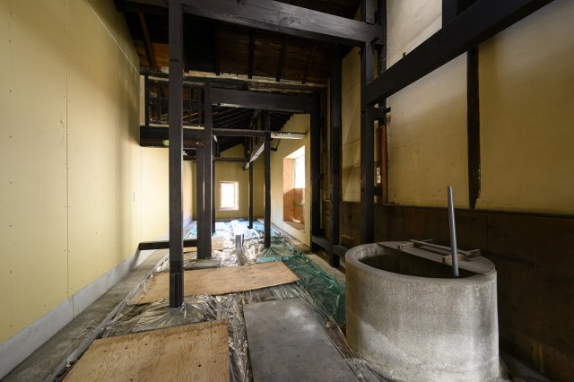 古都に凛と佇む、男前な事業用町家のキッチン|井戸が残っています