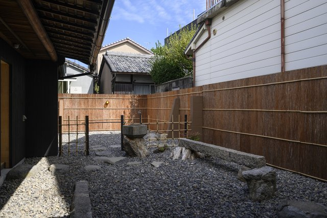 古都に凛と佇む、男前な事業用町家の庭|杉皮の塀が美しい