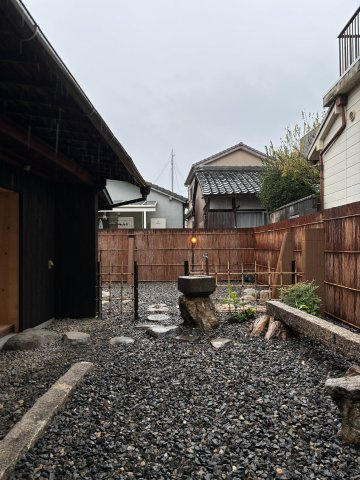 古都に凛と佇む、男前な事業用町家の庭|雨の日のお庭は石の表情が出てまた一興