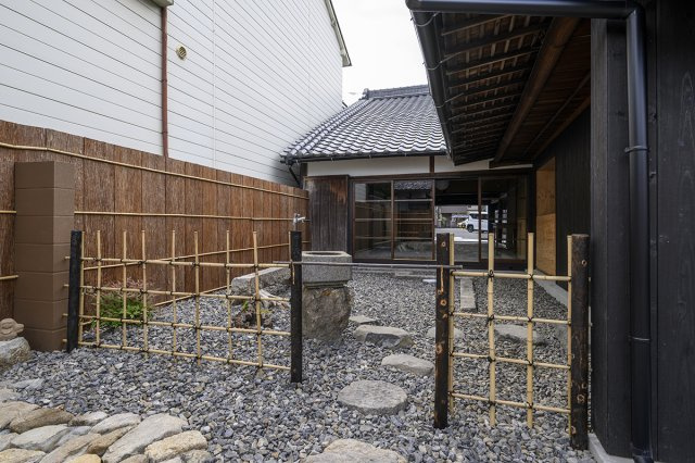 古都に凛と佇む、男前な事業用町家の庭|お庭から見た建物もかっこいい