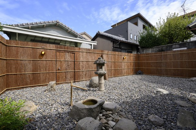 古都に凛と佇む、男前な事業用町家の庭|お庭の工事も可能　余白をあなたの好みに