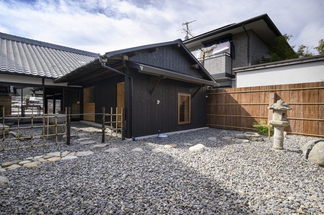 古都に凛と佇む、男前な事業用町家の庭|テラス席もつくれそうな広さです