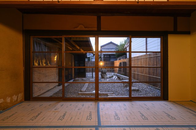 古都に凛と佇む、男前な事業用町家の洋室|夕景も美しい