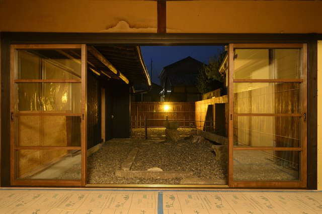 古都に凛と佇む、男前な事業用町家の洋室|柔らかな光景　ほっと癒されます