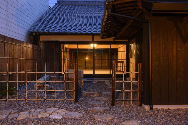 古都に凛と佇む、男前な事業用町家の庭|建物から漏れる光がお庭を淡く照らします