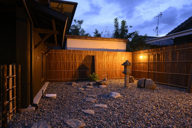 古都に凛と佇む、男前な事業用町家の庭|お昼も夜も時間帯を選ばず、美しい