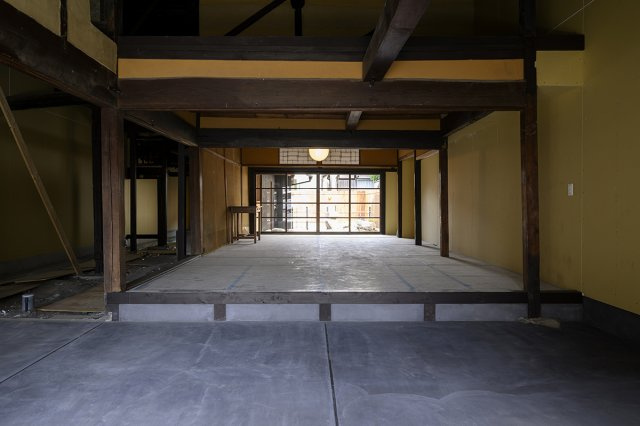 古都に凛と佇む、男前な事業用町家のエントランス|内部は構造補強済みのスケルトンです