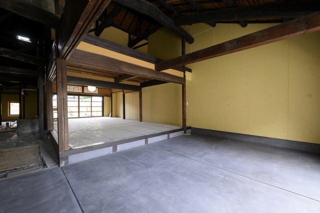 古都に凛と佇む、男前な事業用町家のエントランス|使いやすい広い土間空間