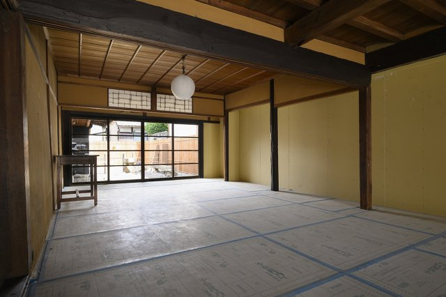 古都に凛と佇む、男前な事業用町家の居間・リビング
