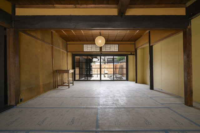 古都に凛と佇む、男前な事業用町家の居間・リビング|町家では珍しい間口の広さ