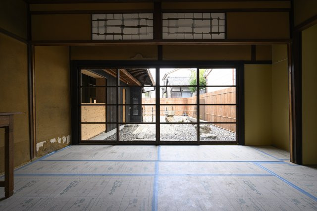 古都に凛と佇む、男前な事業用町家の居間・リビング|お庭が見えるレストランやカフェにおすすめ