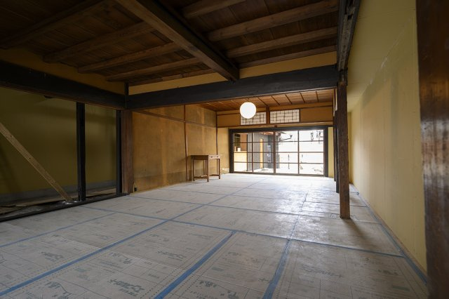 古都に凛と佇む、男前な事業用町家の居間・リビング