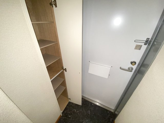 レオパレス森真の玄関|シューズボックス