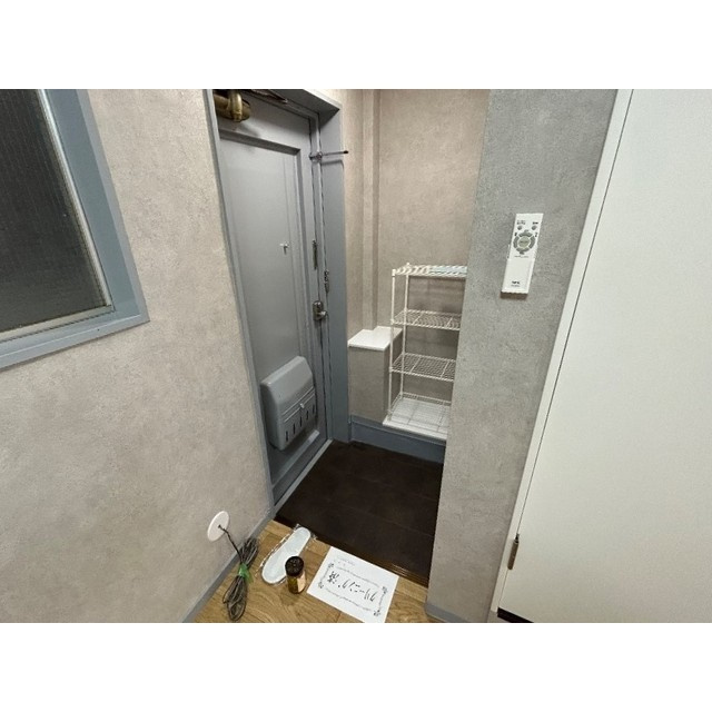 イワモトビル　ホワイトコーポラスの玄関