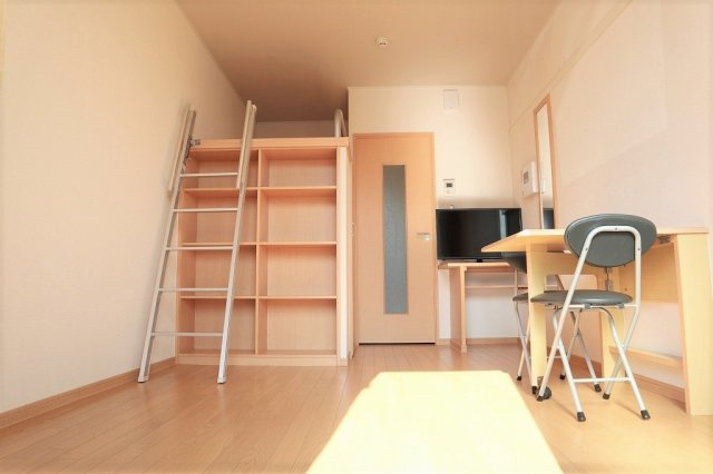 レオパレスクイントの居間・リビング|備品は部屋毎に異なります。１Ｆのみフローリング。