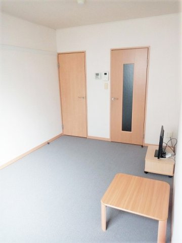 レオパレス青木橋の居間・リビング|備品は部屋毎に異なります。１Ｆのみフローリング