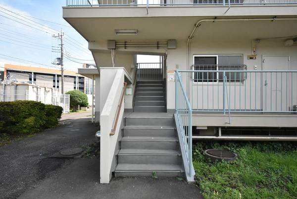 ビレッジハウス今福2号棟のエントランス