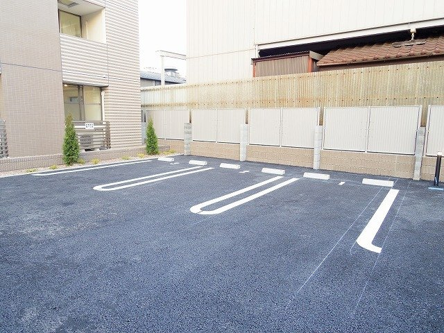 ランドセット川口の駐車場