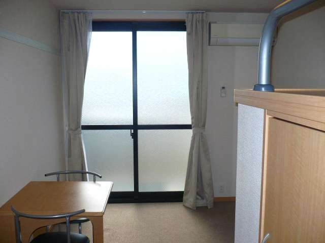 レオパレスプレミールの居間・リビング