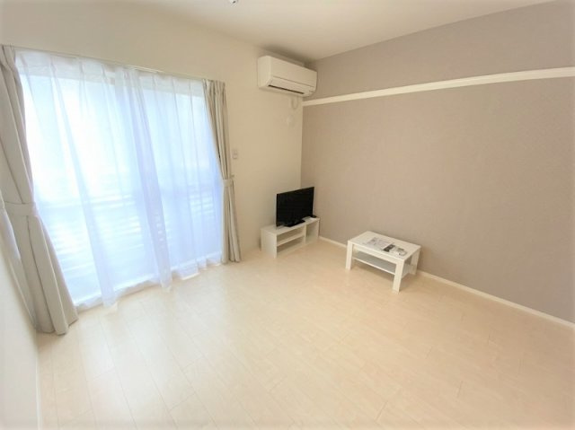 クレイノＳＨＩＮ　ＯＳＡＫＡの居間・リビング