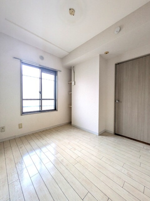 北側の洋室４．５帖、収納付き☆