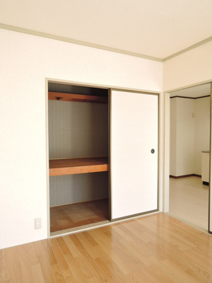 南側洋室6帖の押入収納