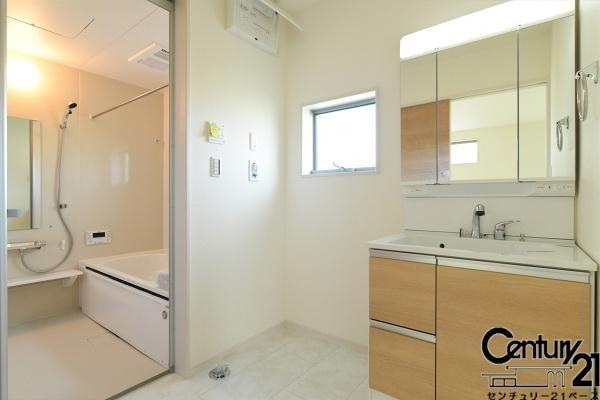 リーブルガーデン大野 ３号棟 ／新築一戸建の内観：施工例|■三面鏡タイプのミラーキャビネット！収納スペースも豊富です！■