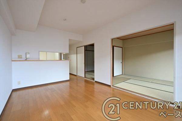 朝日プラザシティ南大和イーストウイングＣ棟の居間・リビング