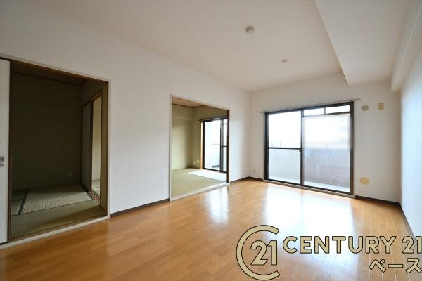 朝日プラザシティ南大和イーストウイングＣ棟の居間・リビング