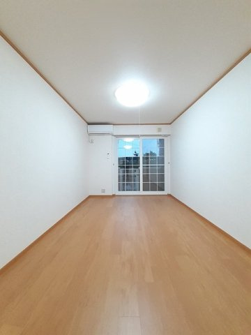 コンフォートみやび台Ⅱの居間・リビング|ゆったりとした居間です