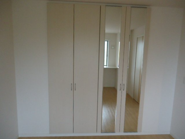 リバーレイン　コスモスの収納|鏡つきクローゼット