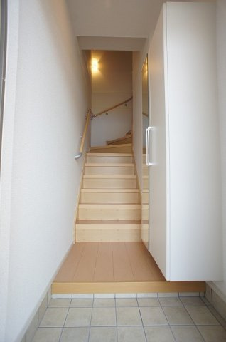 ネオ・カントリーの玄関