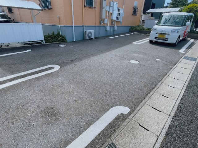 グランデヒサノBの駐車場