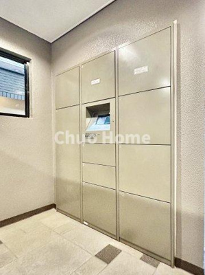 【設備】 | コスモ平井ガーデンフォルム | 【宅配ボックス】在宅時・不在時に関わらず、居住者の代わりに非対面で宅配物を受け取ってくれる便利な設備です。わかりやすくご説明致しますので見学時にはお部屋だけではなく共用部分もぜひチェックしてください。