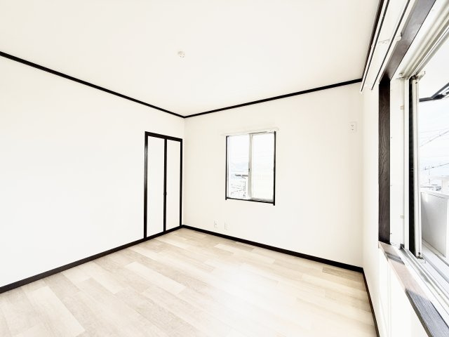 浜名区細江町中川の洋室|全室シャッター付きで防犯面も安心♪