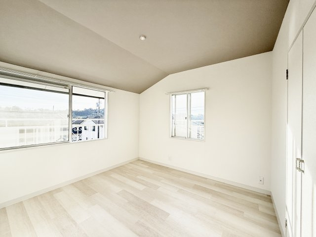 浜名区細江町中川の洋室|温かみのあるフローリングがホッとさせてくれますね。
