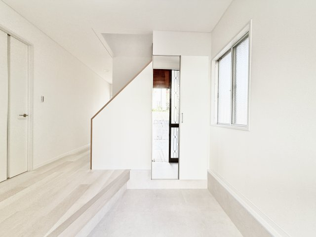 浜名区細江町中川の玄関|姿見付きシューズボックスはお出かけ前の身だしなみチェックに便利です！
