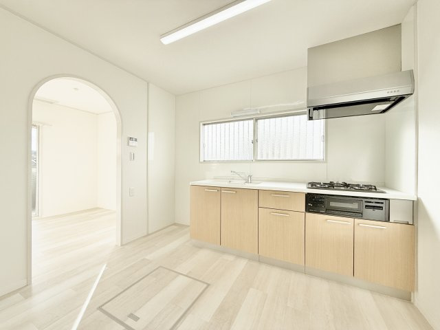 浜名区細江町中川のキッチン|広々としたキッチンは清潔感のある空間！毎日の食事の支度が楽しくなりそうですね！
