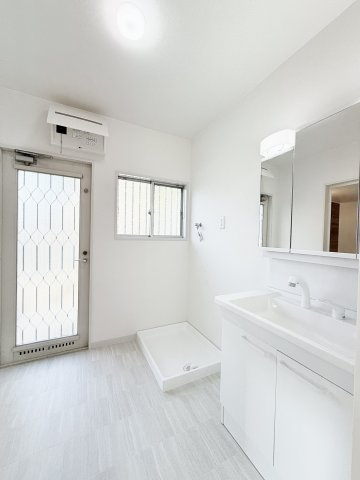 浜名区細江町中川の独立洗面台|3面鏡の洗面台は、メイク道具等の細々した物もスッキリと収納していただけます。
