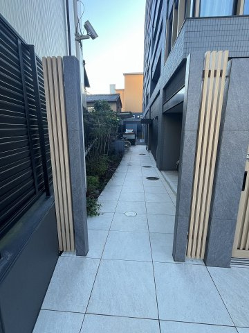 ローレルコート岐阜金華【2階】のその他|駐輪場への通路