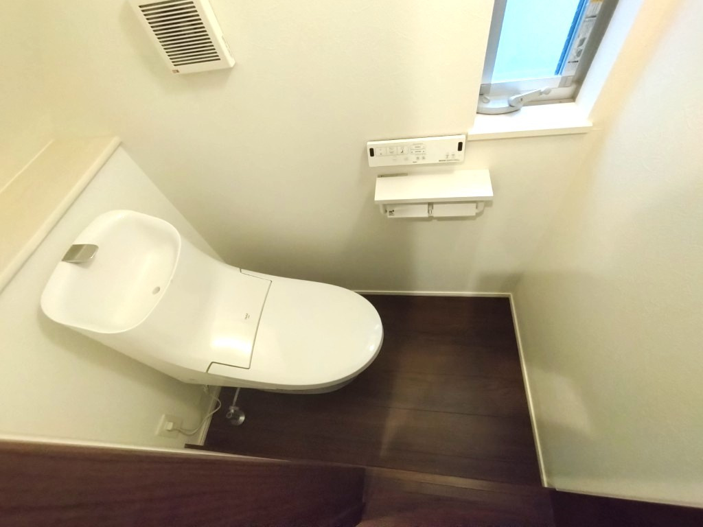 名古屋市中川区八熊二丁目戸建のトイレ|落ち着いたトイレです