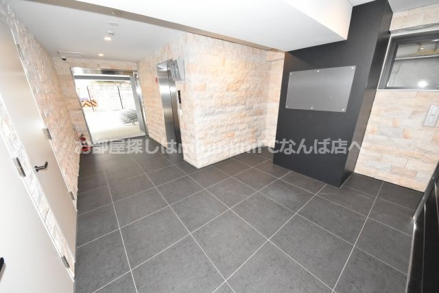 ブレイブ徳井町のエントランス