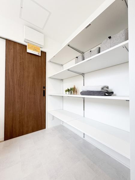 中鶴崎Ｗ　新築の独立洗面台|清潔感のある洗面所には使い勝手の良いオープン棚が設置されています。広々とした収納スペースで日用品もすっきり整理できます。無駄のないシンプルなデザインが魅力的です。