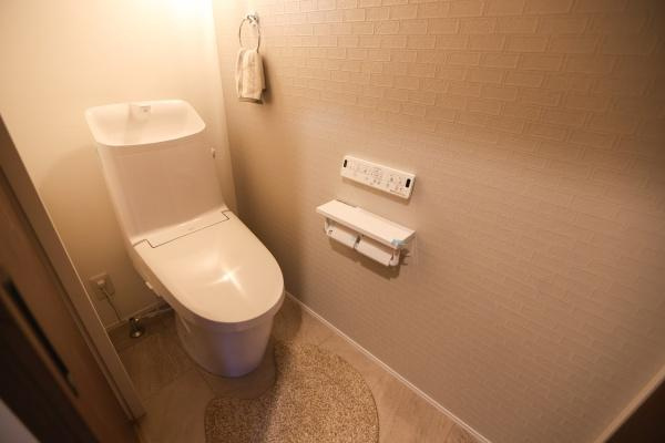 中鶴崎Ｗ　新築のトイレ|温かみのある照明が特徴の空間です。スタイリッシュなデザインのトイレでお手入れもしやすそうです。