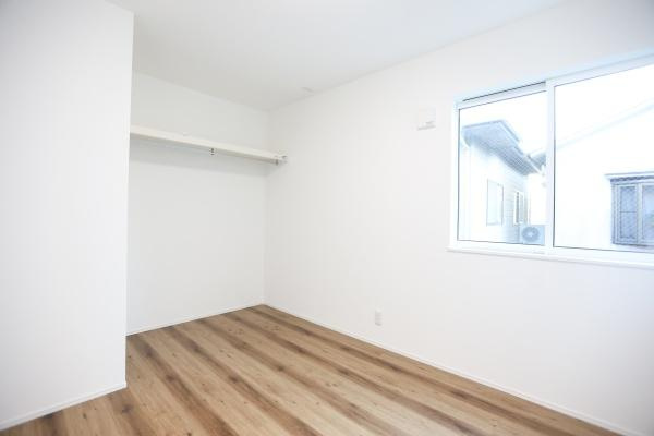中鶴崎Ｗ　新築の洋室|明るい光が差し込む洋室です。ホワイトの壁と木目調のフローリングが調和し清潔感のある空間です。シンプルな内装でどんなインテリアにも合わせやすいです。収納スペースも備わっていて便利です。