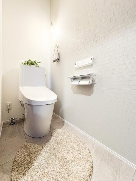 中鶴崎Ｗ　新築のトイレ|温かみのある照明が特徴の空間です。スタイリッシュなデザインのトイレでお手入れもしやすそうです。