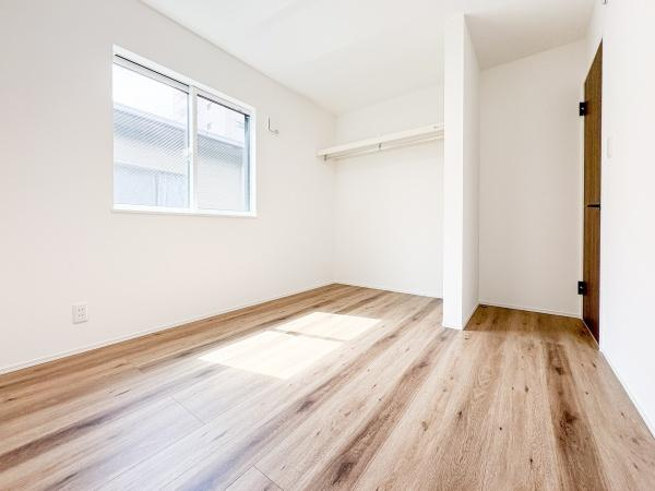 中鶴崎Ｗ　新築の洋室|明るい光が差し込む洋室です。ホワイトの壁と木目調のフローリングが調和し清潔感のある空間です。シンプルな内装でどんなインテリアにも合わせやすいです。収納スペースも備わっていて便利です。